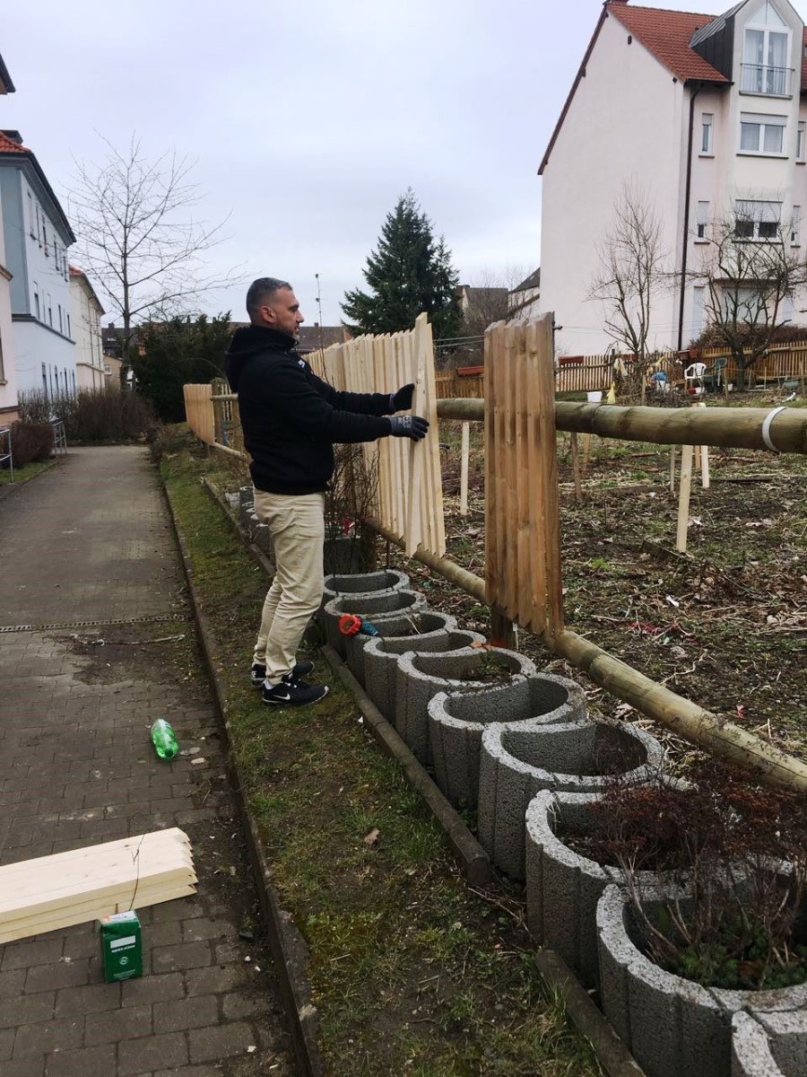 Gärtner beim Zaunbauen - Gemeinschaftsgarten Dientzenhoferstr.