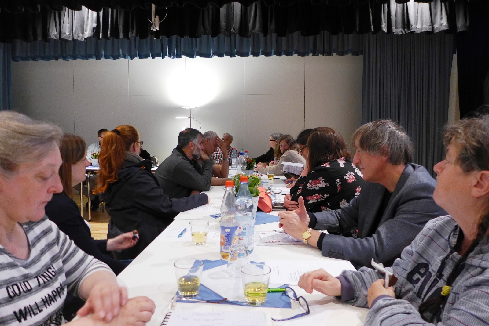 Sitzung auf der Bühne des Bürgerzentrums