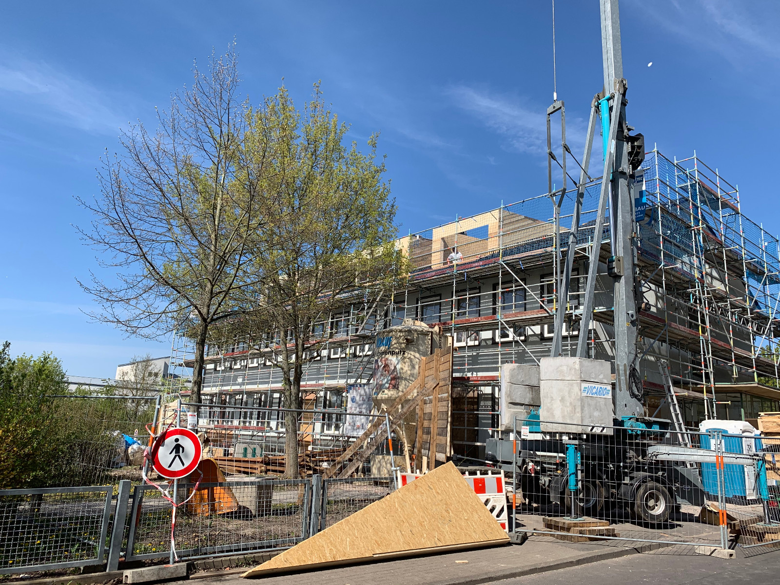 Baustelle 23.04.2020 - Ansicht von der Straße Gallasiniring (zwischen Nr. 1 und 30)