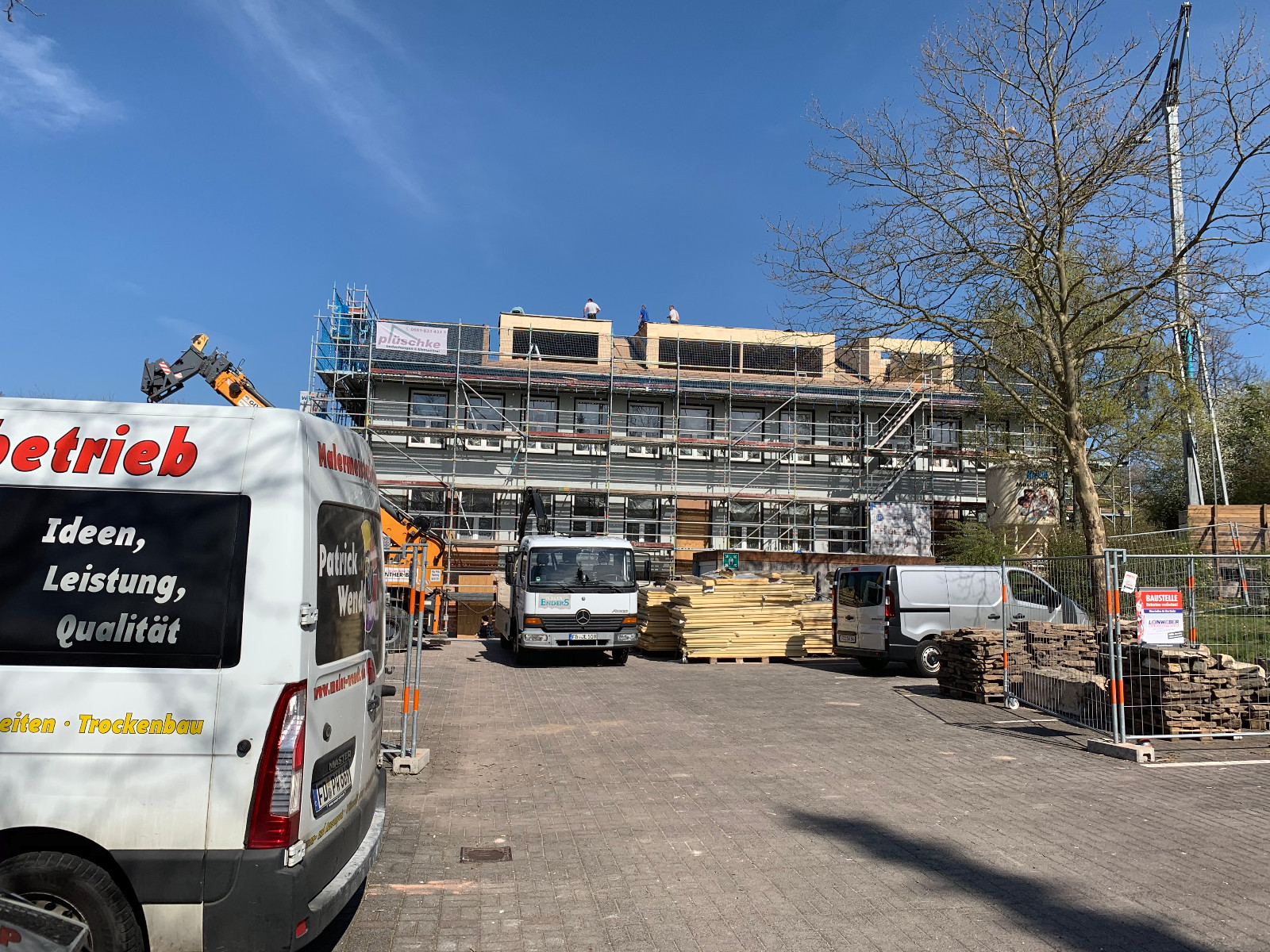 Baustelle 23.04.2020_Ansicht von dem Parkplatz zwischen Gallasiniring Nr. 1 und Nr. 30