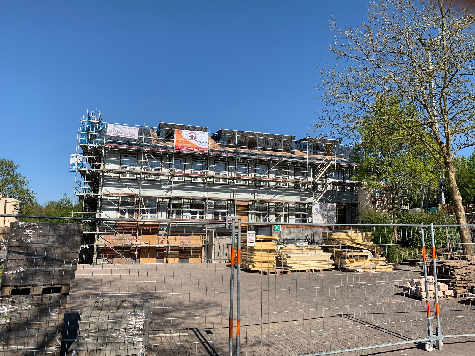 Baustelle 23.04.2020_Ansicht von dem Parkplatz zwischen Gallasiniring Nr. 1 und Nr. 30
