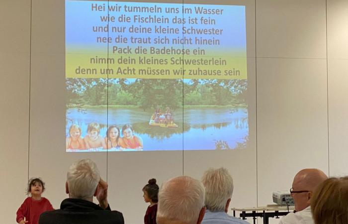 Gesungen haben alle! „Die Zeit vergeht: 1946 – heute“