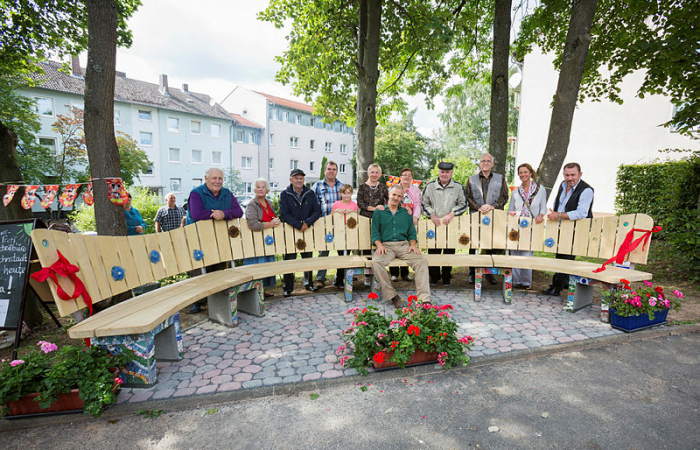 Die Bewohnerinitiative Dr.-Kopp-Str baute die Sitzbank 
