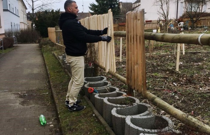 Gärtner beim Zaunbauen - Gemeinschaftsgarten Dientzenhoferstr.