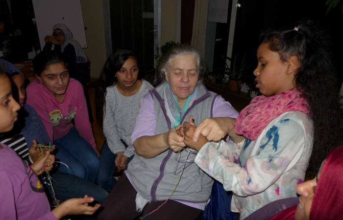 Katya bringt Häckeln bei (2017)