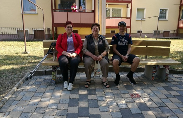 Nun steht die Sitzbank - 31.08.2018