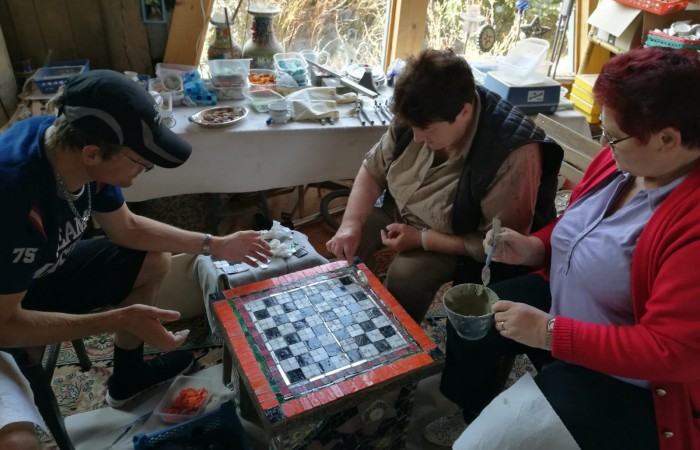 Der Tisch wird auch gestaltet