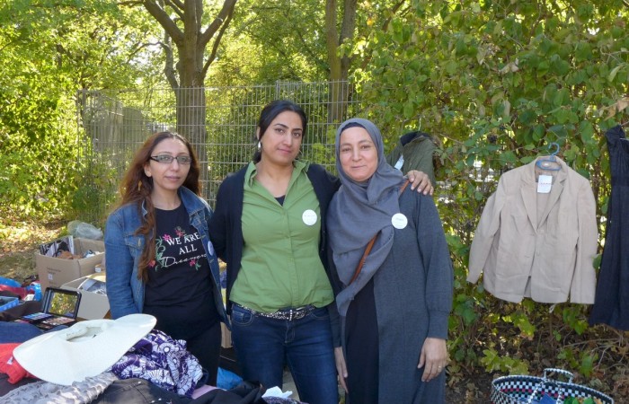 Engagierte Bewohnerinen am Flohmarktstand