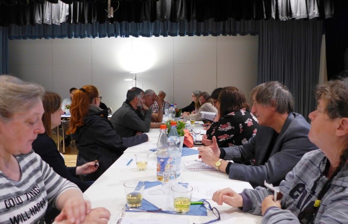 Sitzung auf der Bühne des Bürgerzentrums