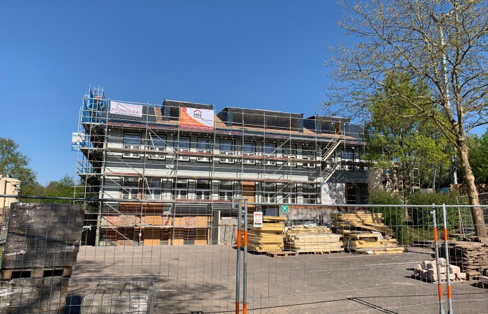 Baustelle 23.04.2020_Ansicht von dem Parkplatz zwischen Gallasiniring Nr. 1 und Nr. 30